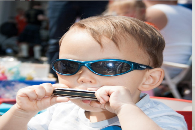 enfant jouant de la musique